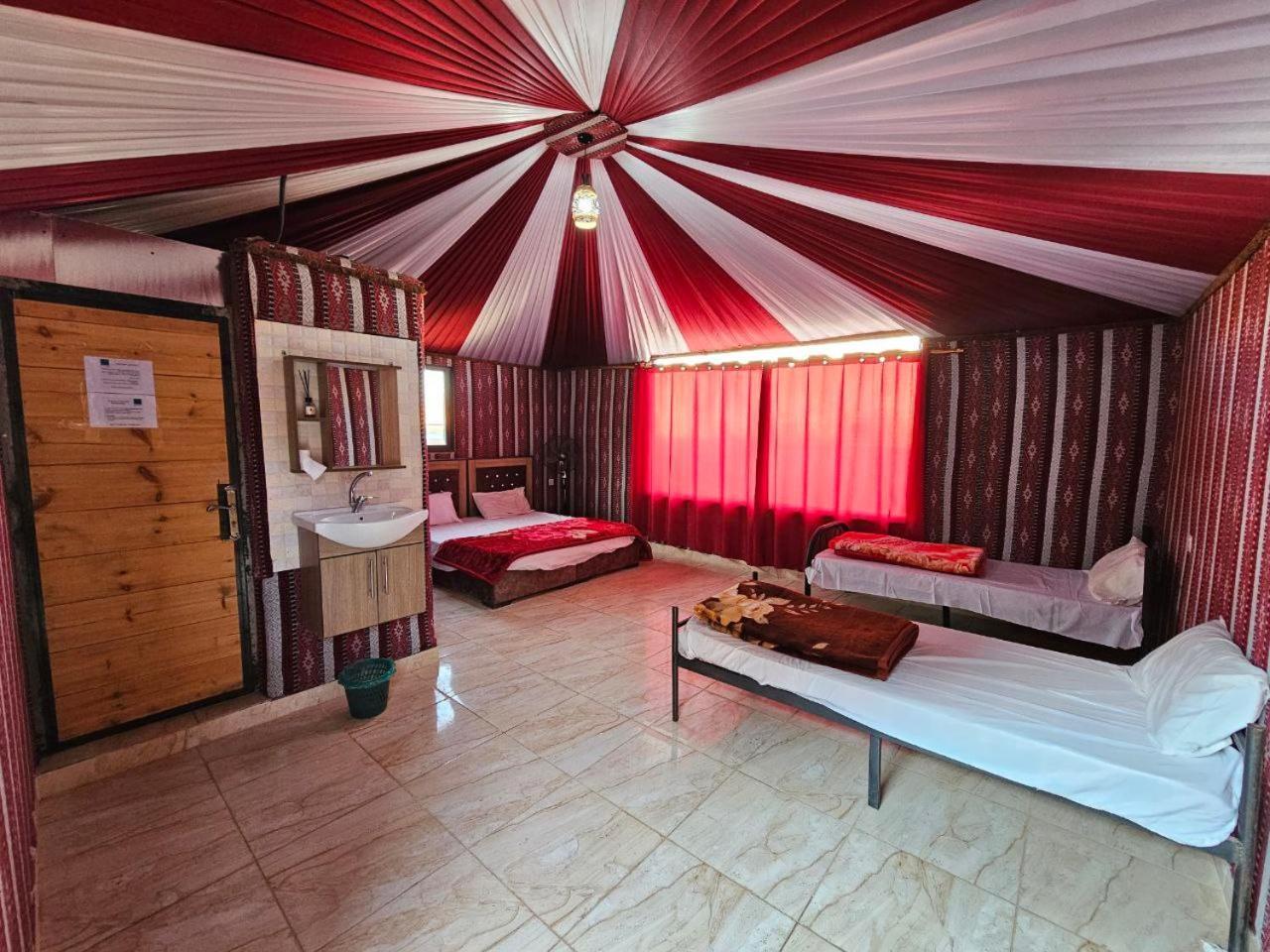 Bed and Breakfast Beduin Star Trail Camp Wadi Rum Esterno foto